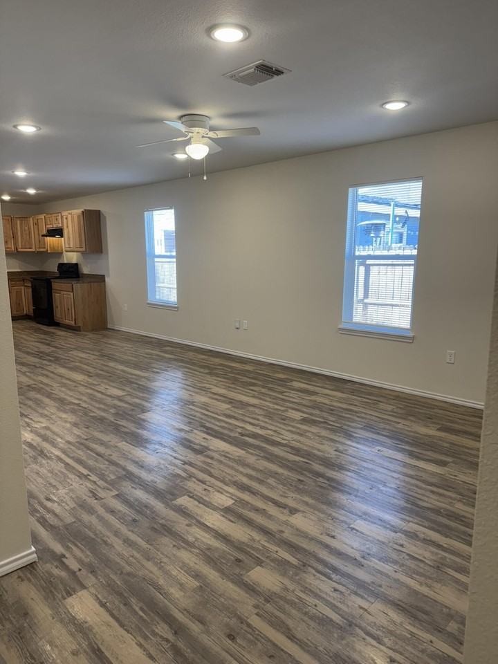 321 N Sherman Ave - Photo 4 of 17