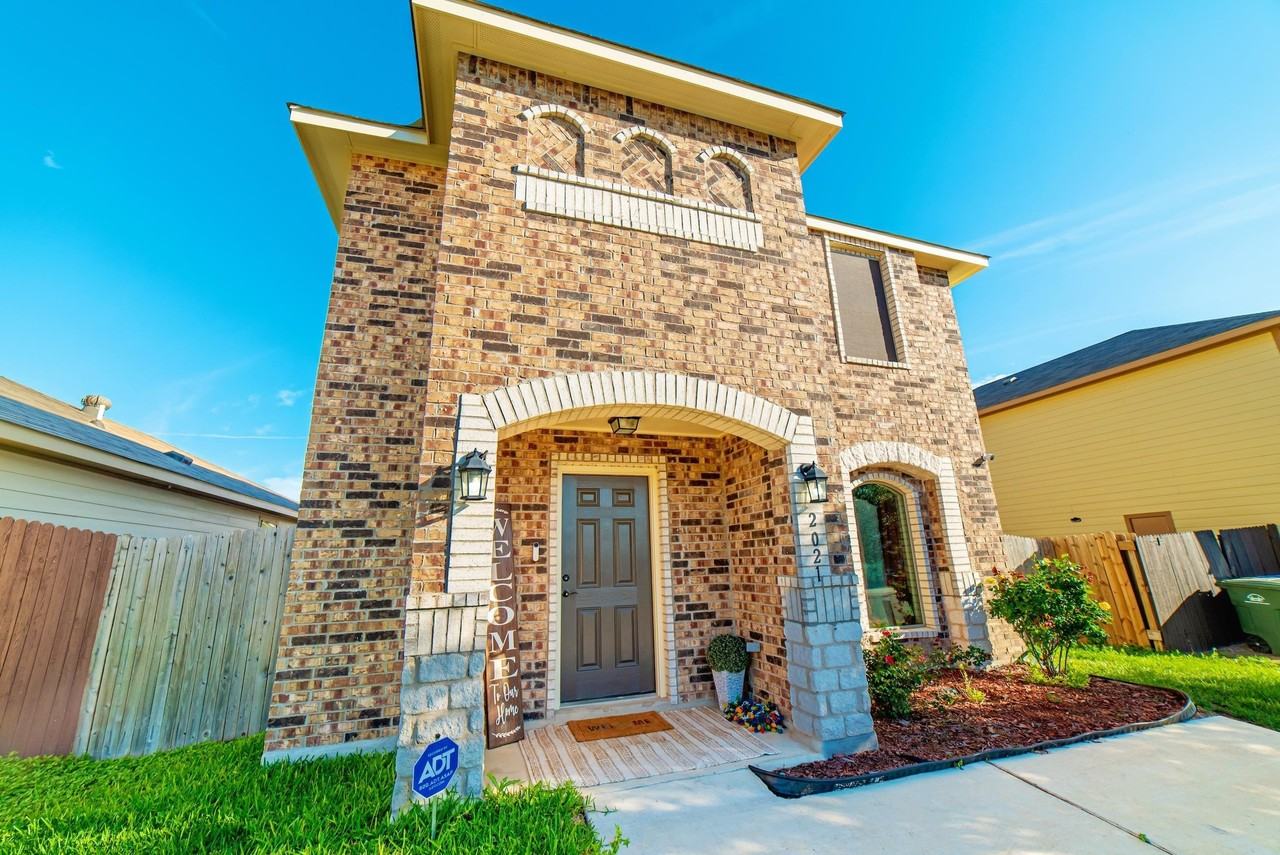 2021 Port Louisiana Dr - Photo 2 of 18