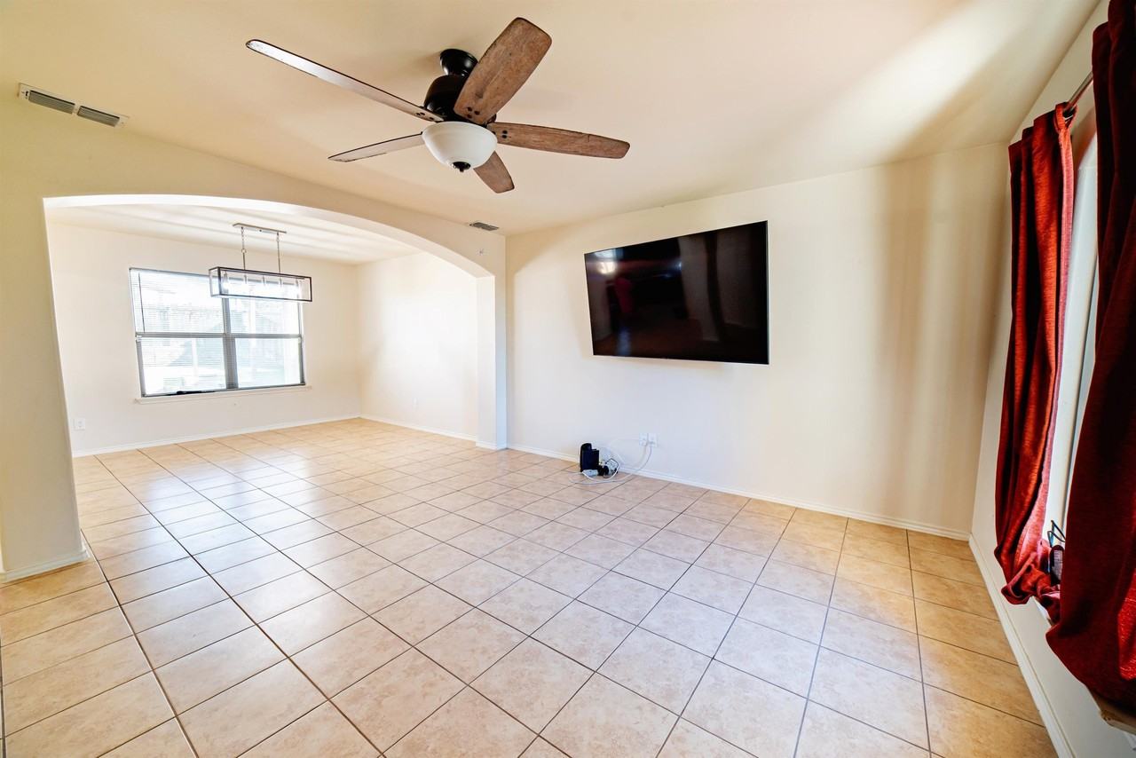 2021 Port Louisiana Dr - Photo 3 of 18