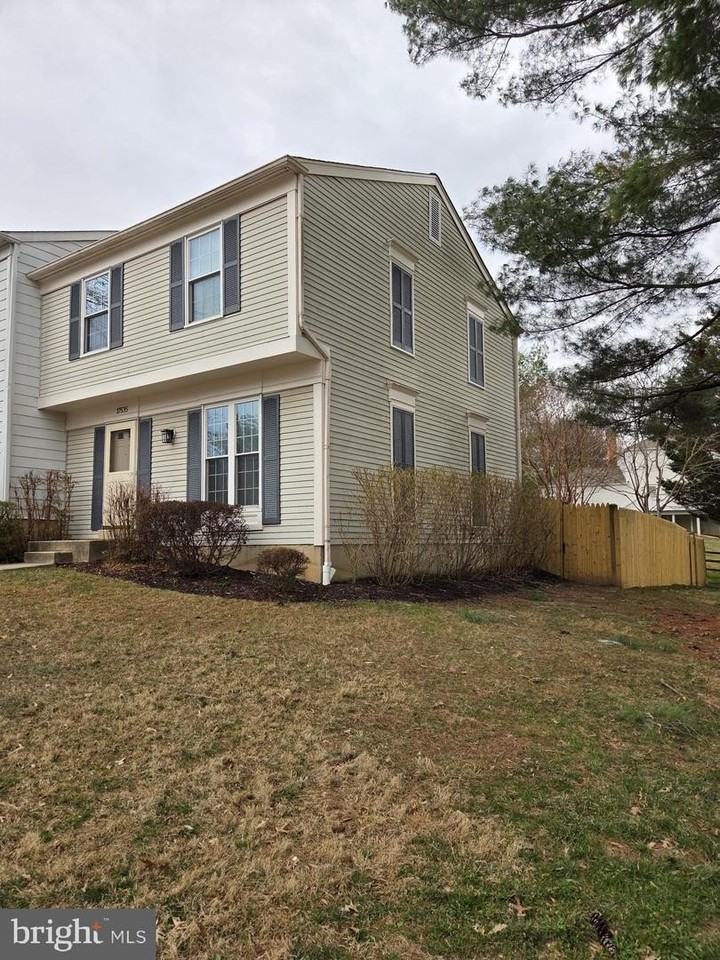 17535 Longview Ln - Photo 2 of 24