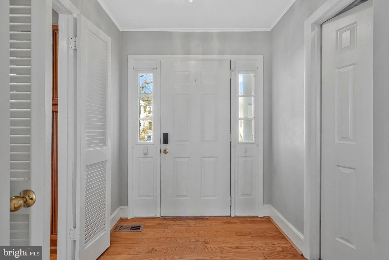 8505 Jeffersonian Ct - Photo 3 of 50