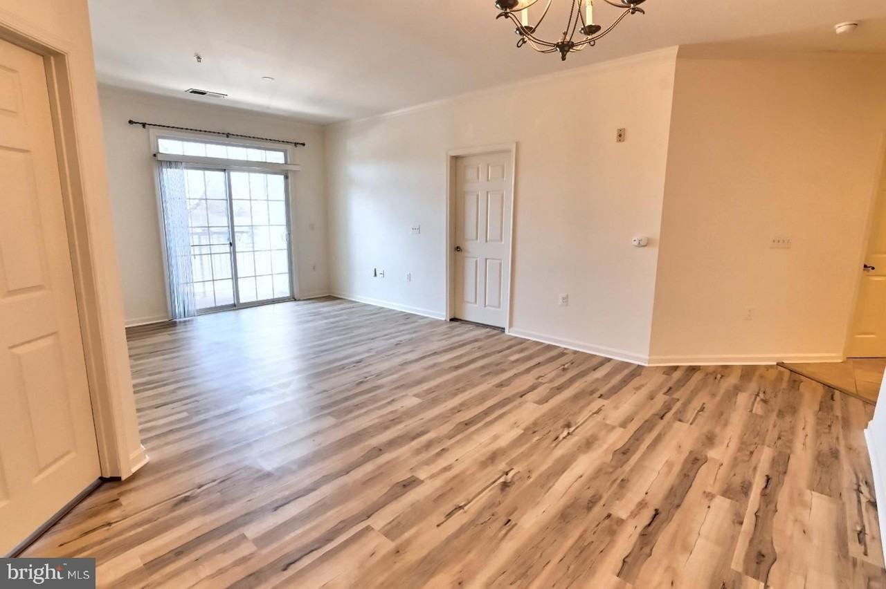 21216 Mcfadden Sq - Photo 4 of 50