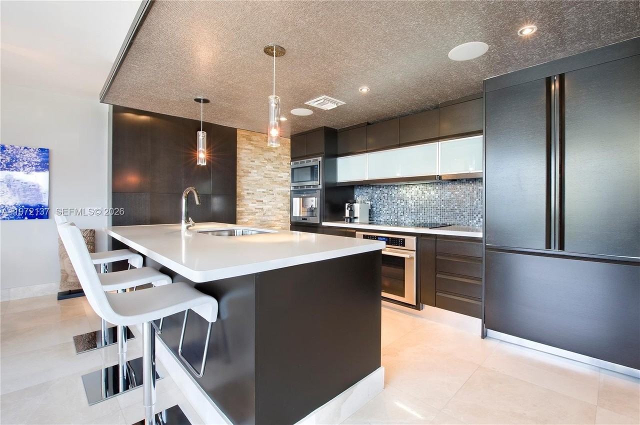 5875 Collins Ave #1008 - Photo 3 of 20