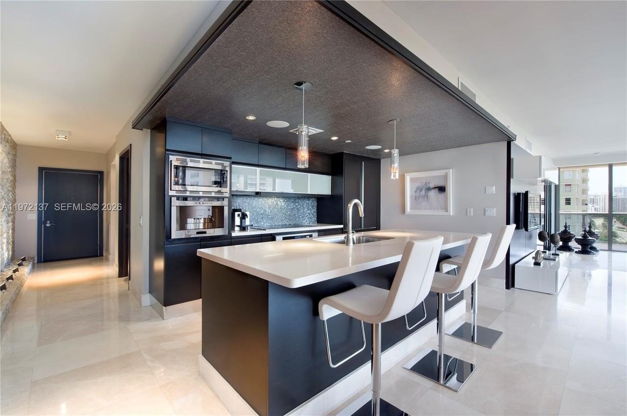 5875 Collins Ave #1008 - Photo 4 of 20