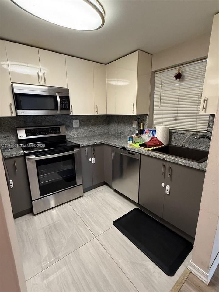 18001 N Bay Rd #403 - Photo 4 of 27