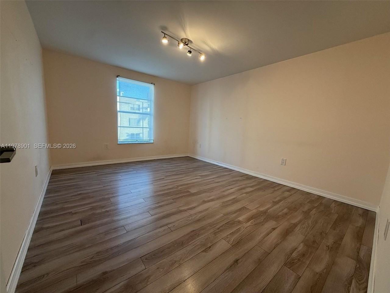 18001 N Bay Rd #403 - Photo 7 of 27