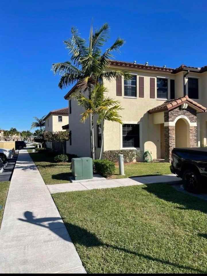 3203 Se 6th St - Photo 2 of 13