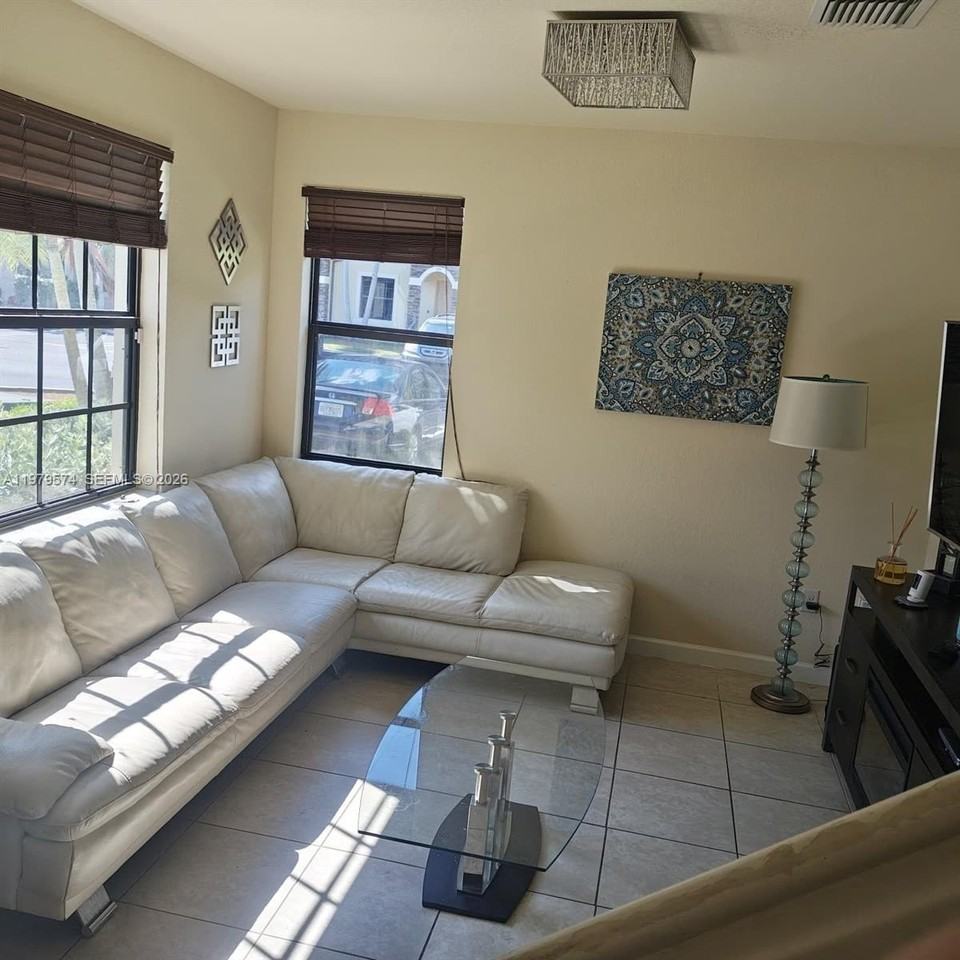 3203 Se 6th St - Photo 4 of 13