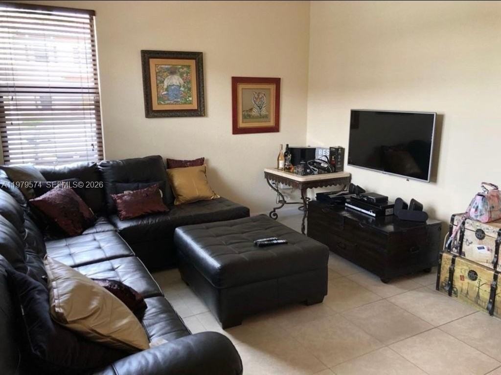 3203 Se 6th St - Photo 5 of 13