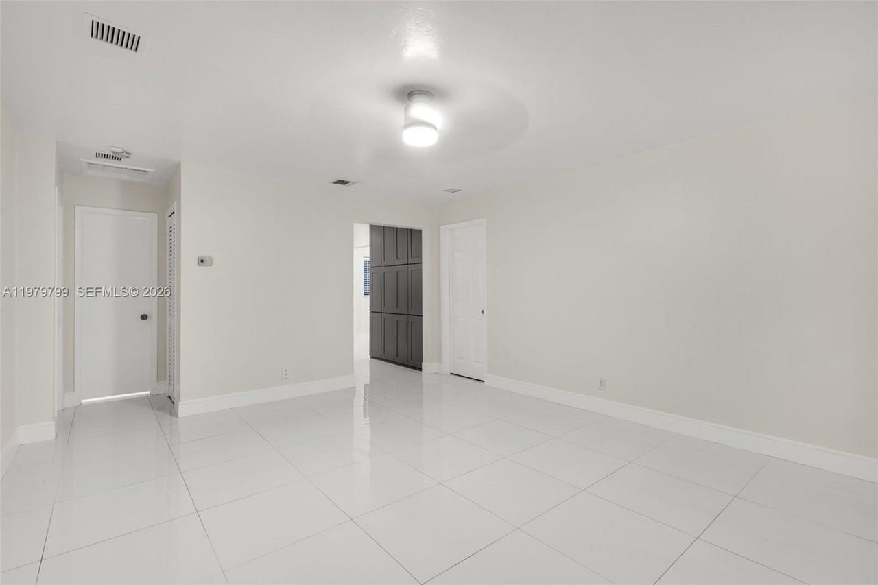 5655 Ne 5th Ter #0 - Photo 6 of 32