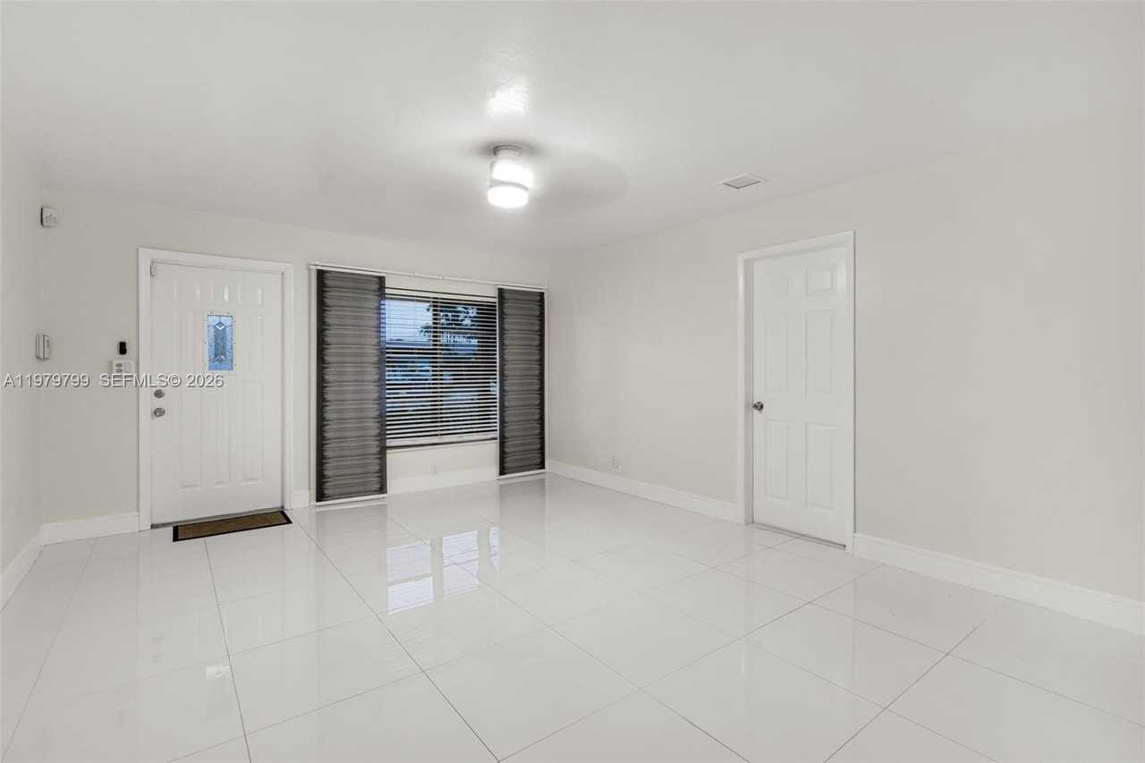 5655 Ne 5th Ter #0 - Photo 7 of 32