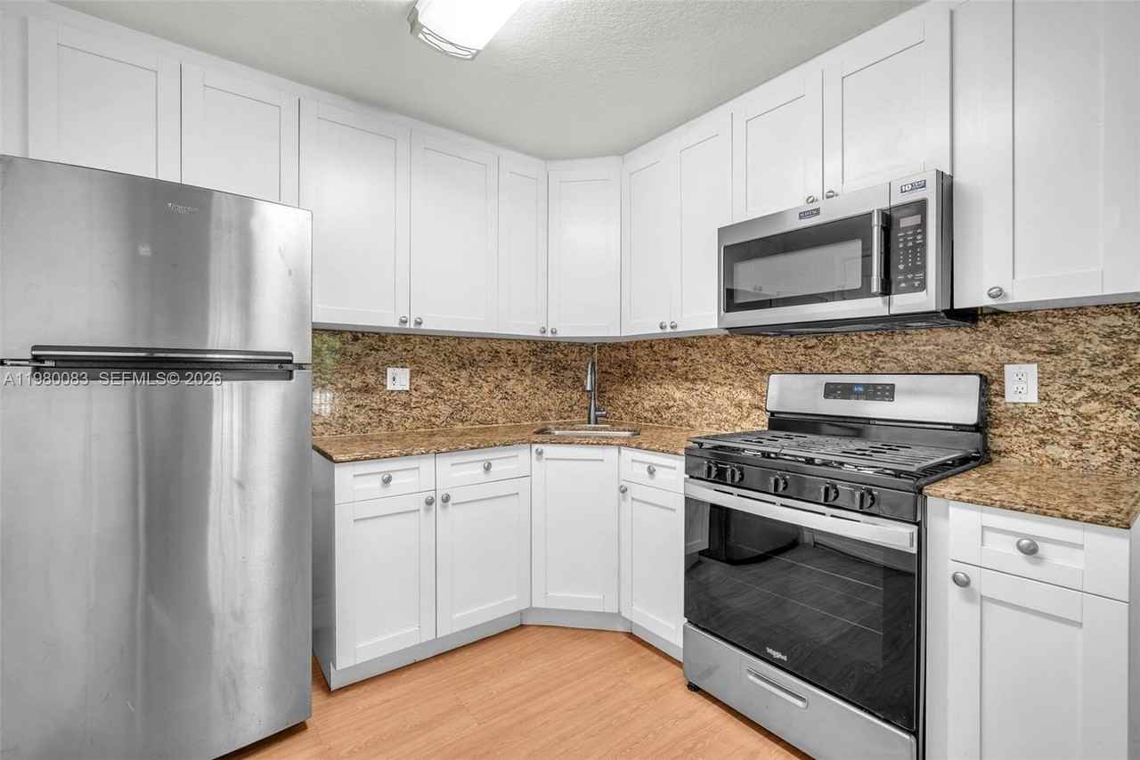 3245 Virginia St #1 - Photo 4 of 25