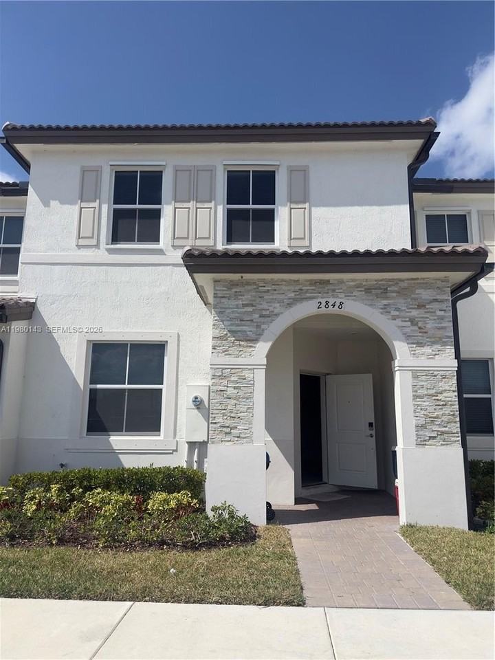 2848 Se 26th Ter #2848 - Photo 2 of 9