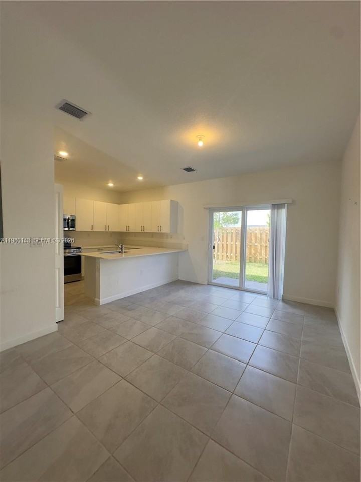 2848 Se 26th Ter #2848 - Photo 5 of 9