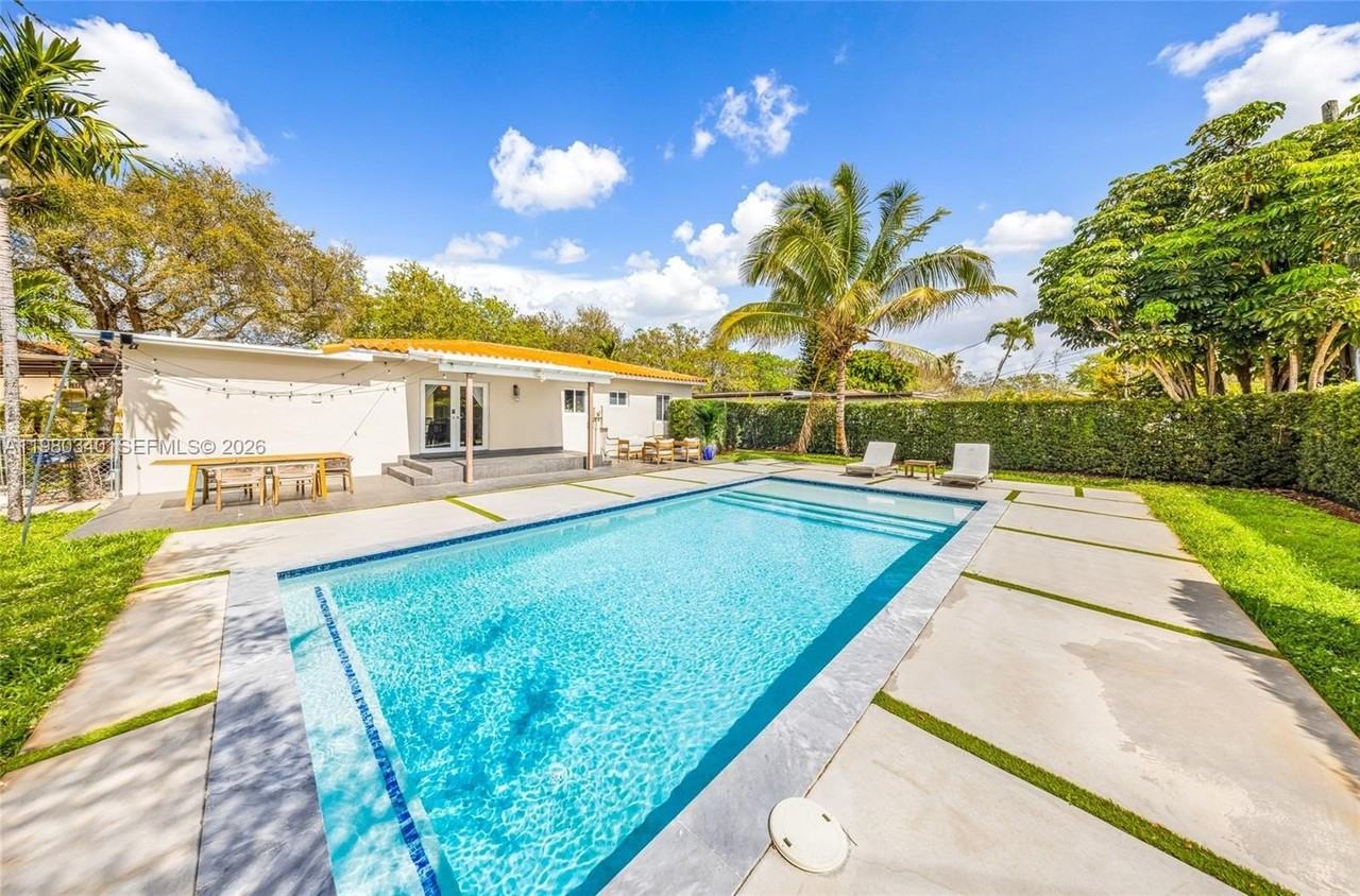 172 Bentley Dr - Photo 2 of 37