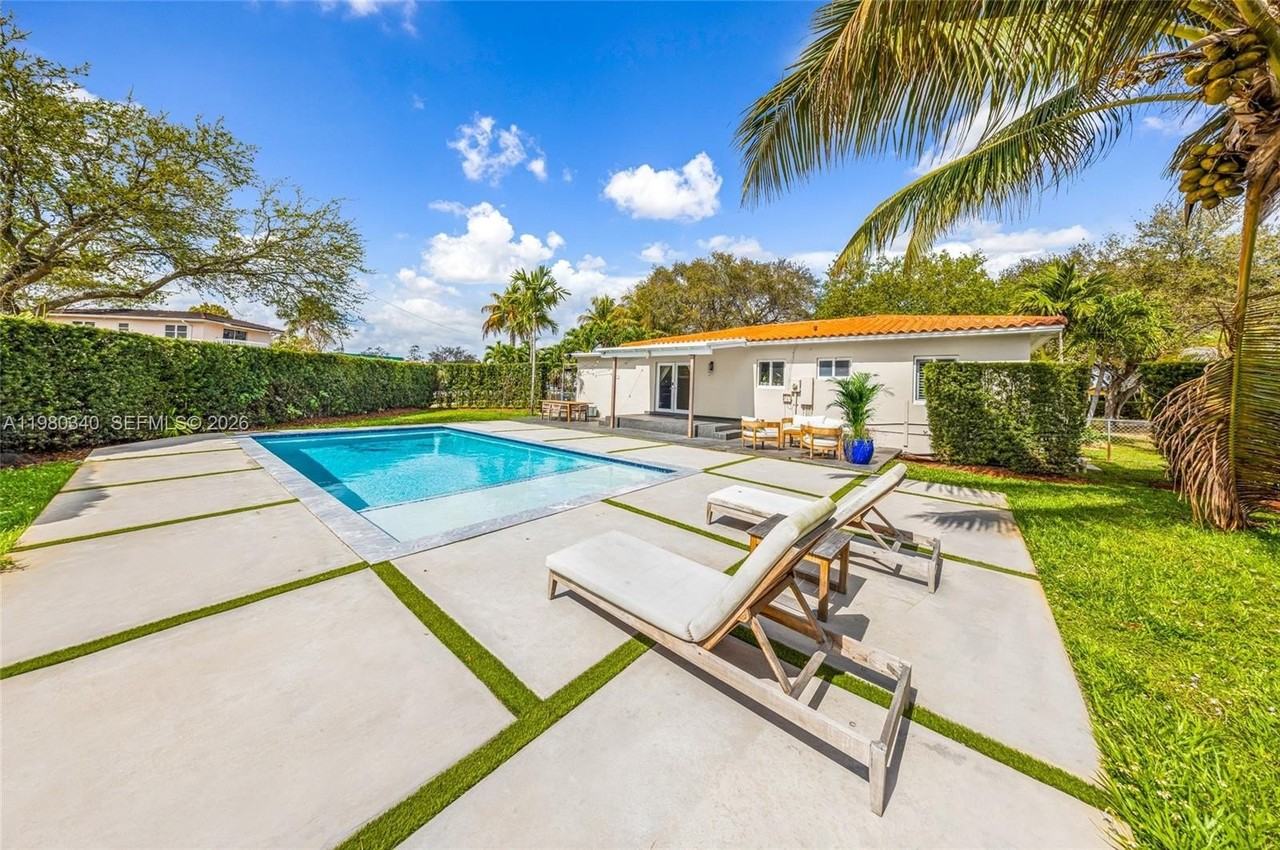 172 Bentley Dr - Photo 3 of 37