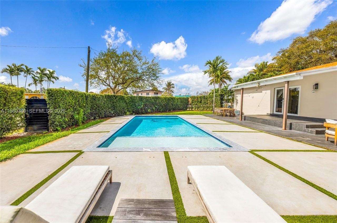 172 Bentley Dr - Photo 4 of 37