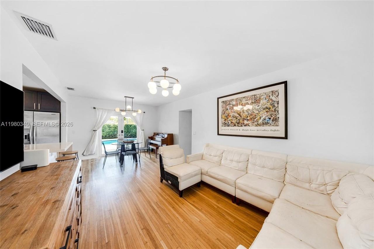 172 Bentley Dr - Photo 5 of 37