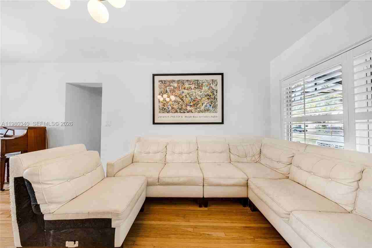 172 Bentley Dr - Photo 6 of 37