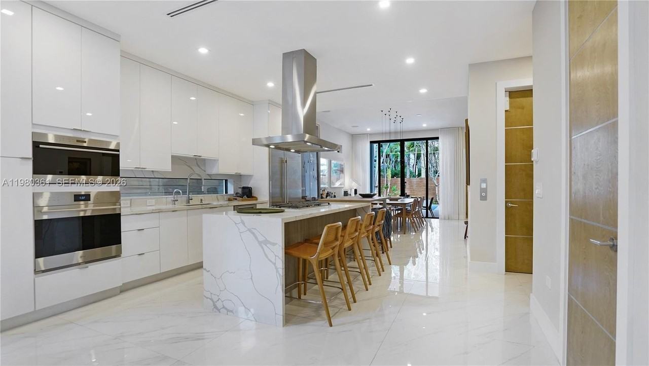 3075 Mary St - Photo 2 of 50