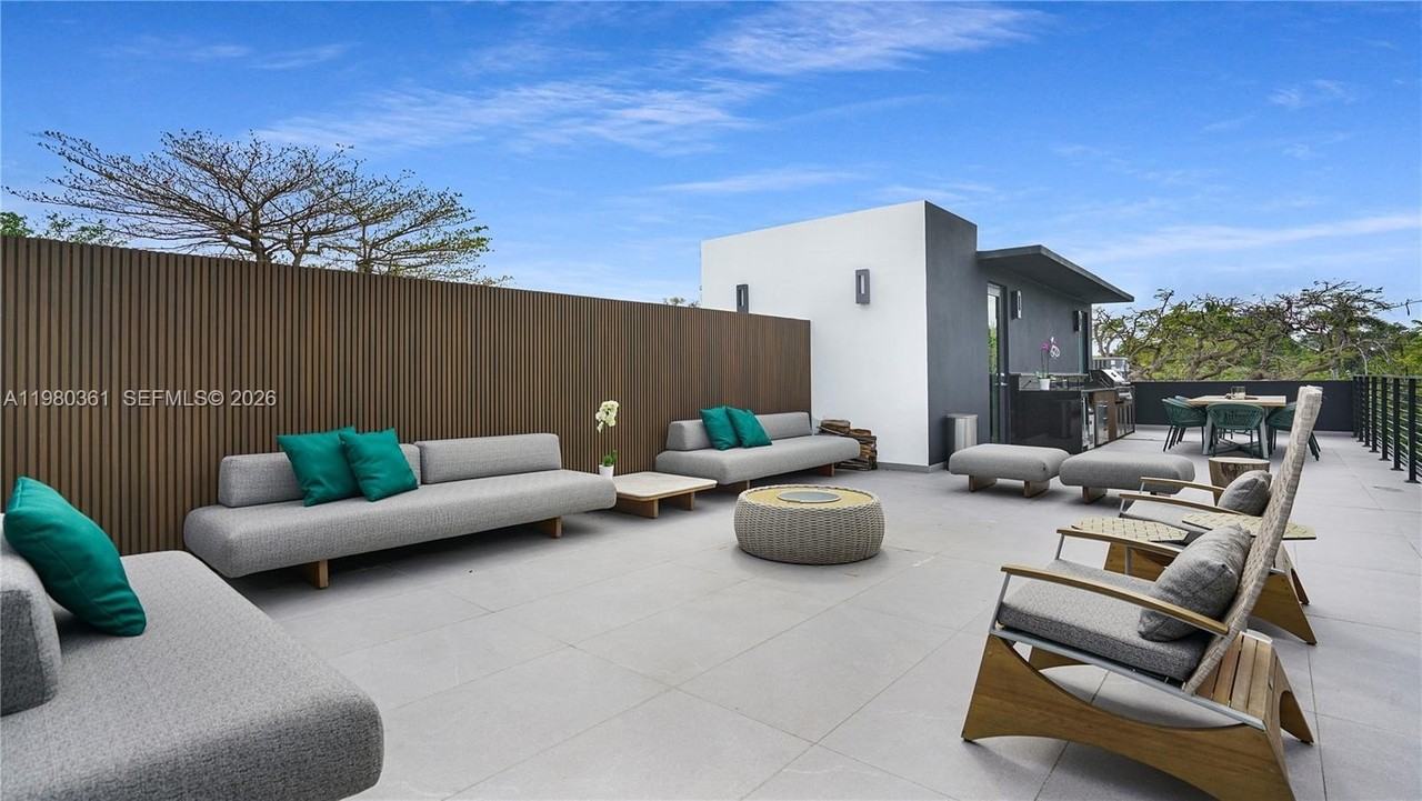 3075 Mary St - Photo 3 of 50