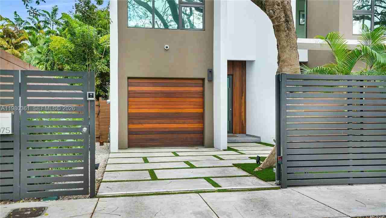 3075 Mary St - Photo 5 of 50