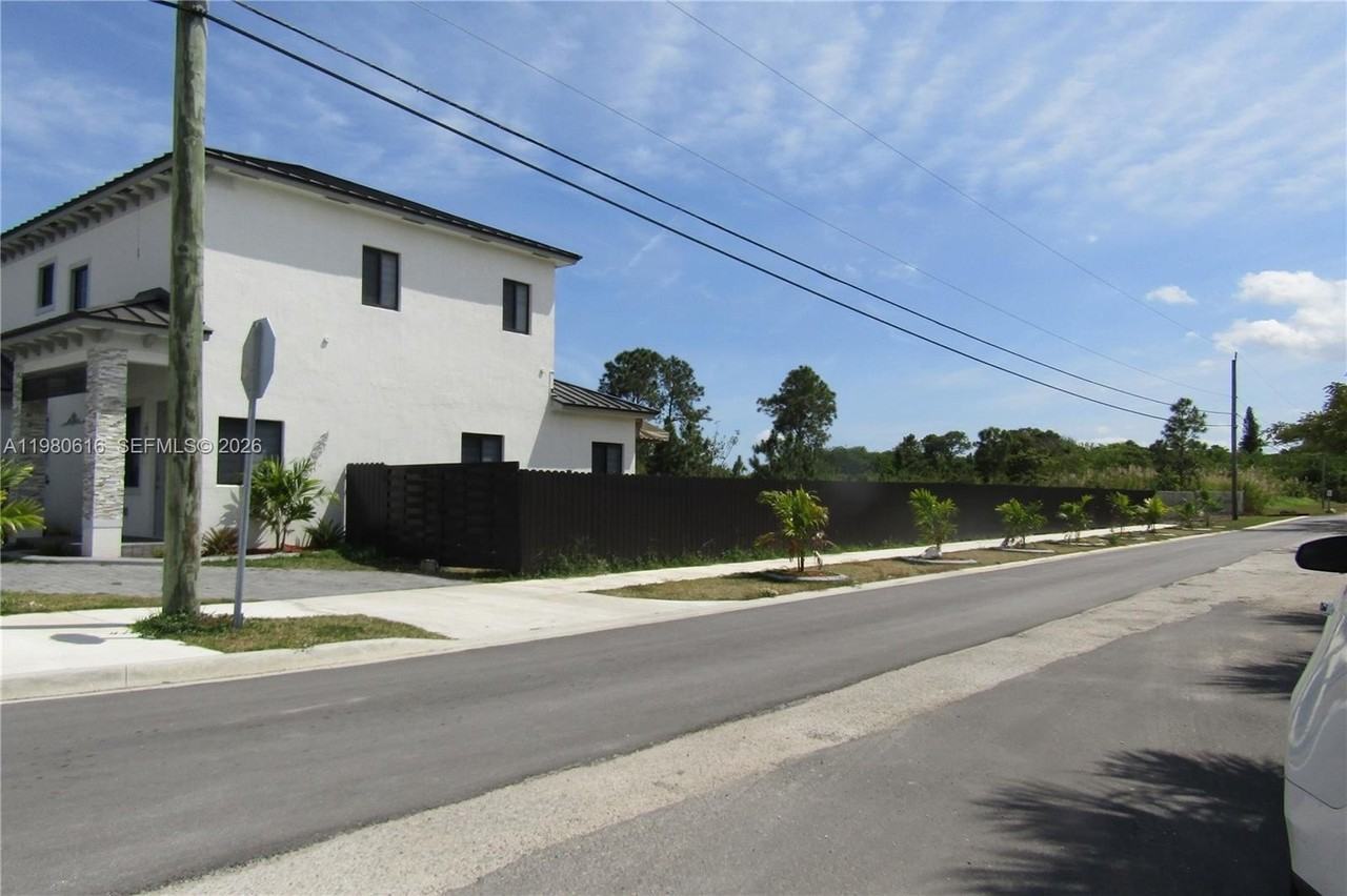 11998 Sw 232nd St - Photo 3 of 26