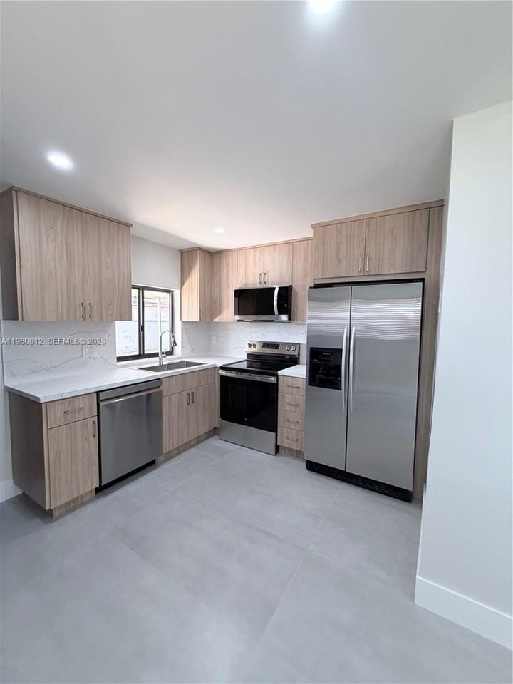 7801 Sw 12th St #7801 - Photo 4 of 12