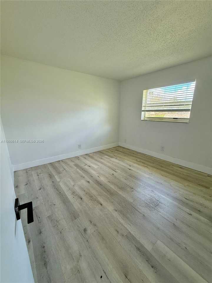 841 Sw 74th Ter #201E - Photo 5 of 13