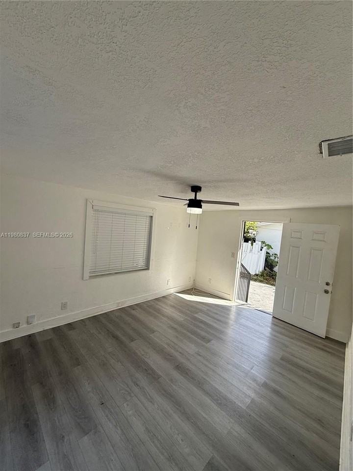 2238 Nw 5th St #3 - Photo 2 of 12