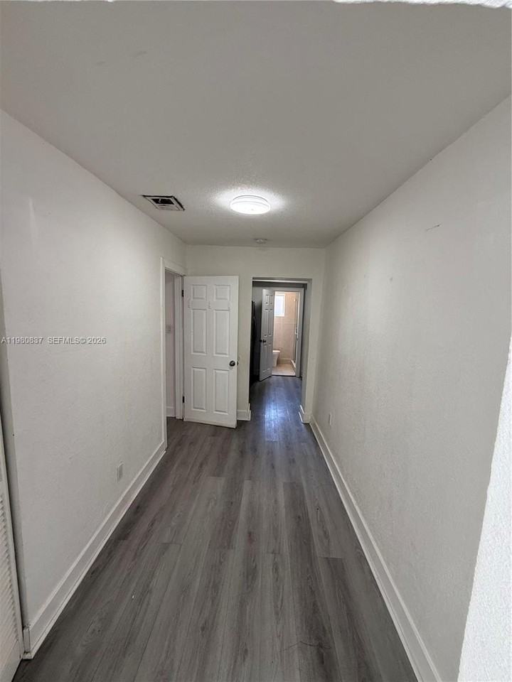 2238 Nw 5th St #3 - Photo 3 of 12