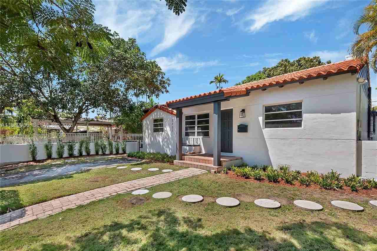 2327 Sw 22nd Ter #REAR - Photo 3 of 4