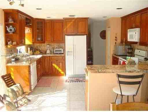 5273 Nw 113th Ave - Photo 4 of 32