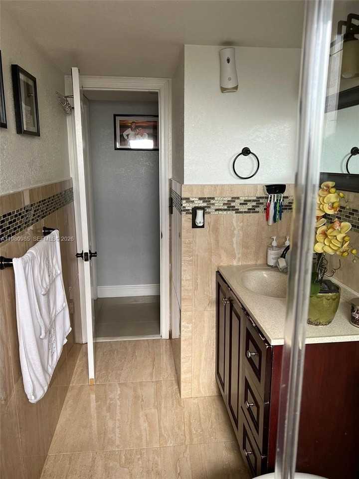 13715 Kendale Lakes Cir #A304 - Photo 4 of 34