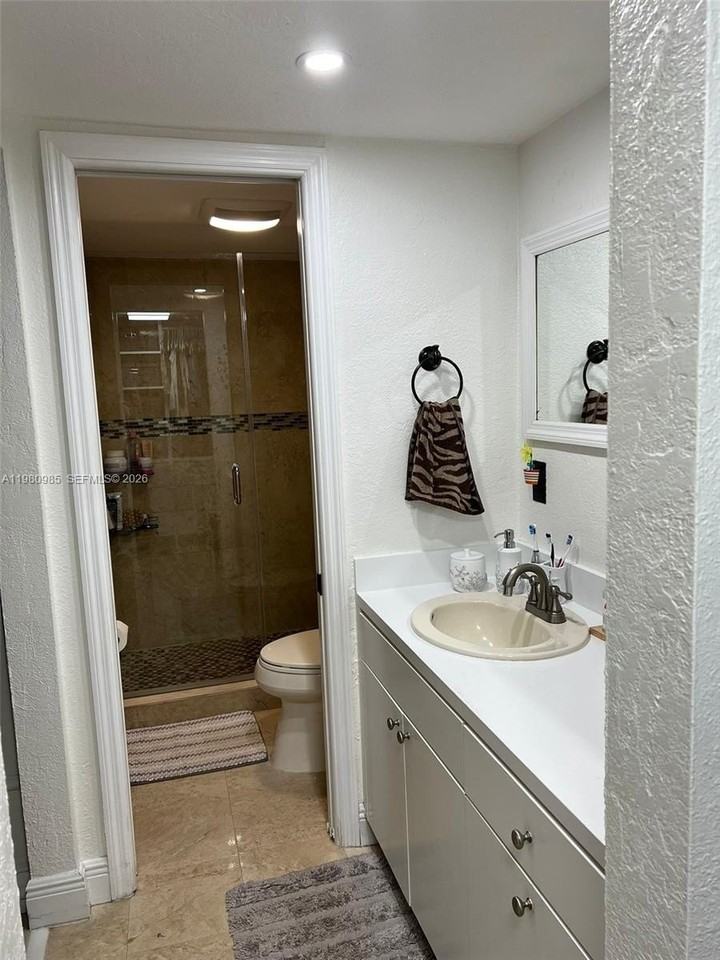 13715 Kendale Lakes Cir #A304 - Photo 6 of 34