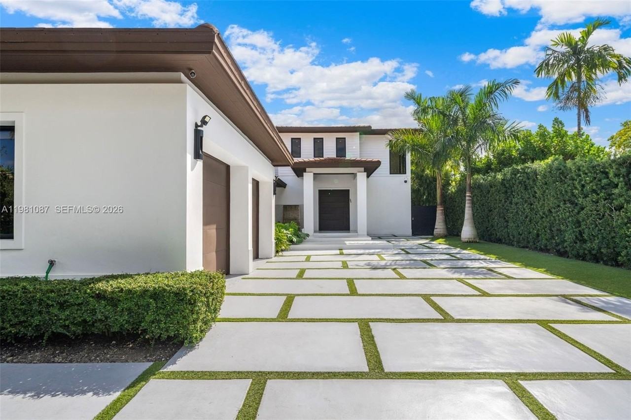 710 S Shore Dr - Photo 3 of 49