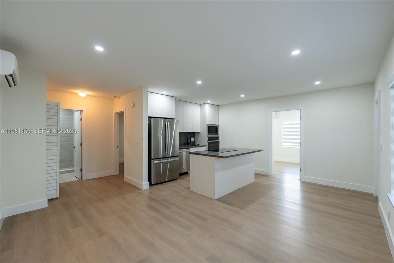 1615 Ne 9th St #1 - Photo 2 of 12