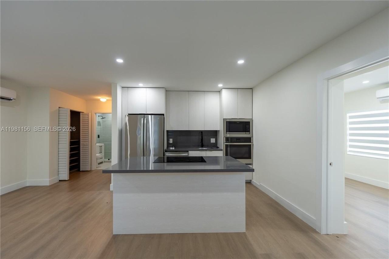 1615 Ne 9th St #1 - Photo 3 of 12