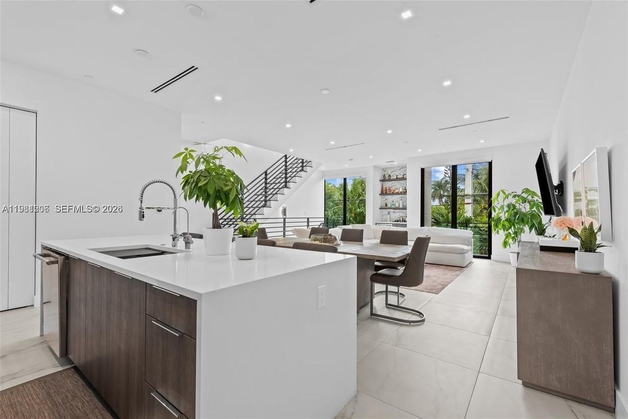 1056 N Victoria Park Rd - Photo 4 of 36