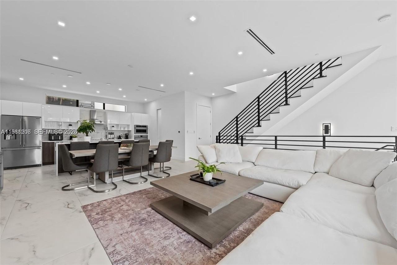 1056 N Victoria Park Rd - Photo 5 of 36