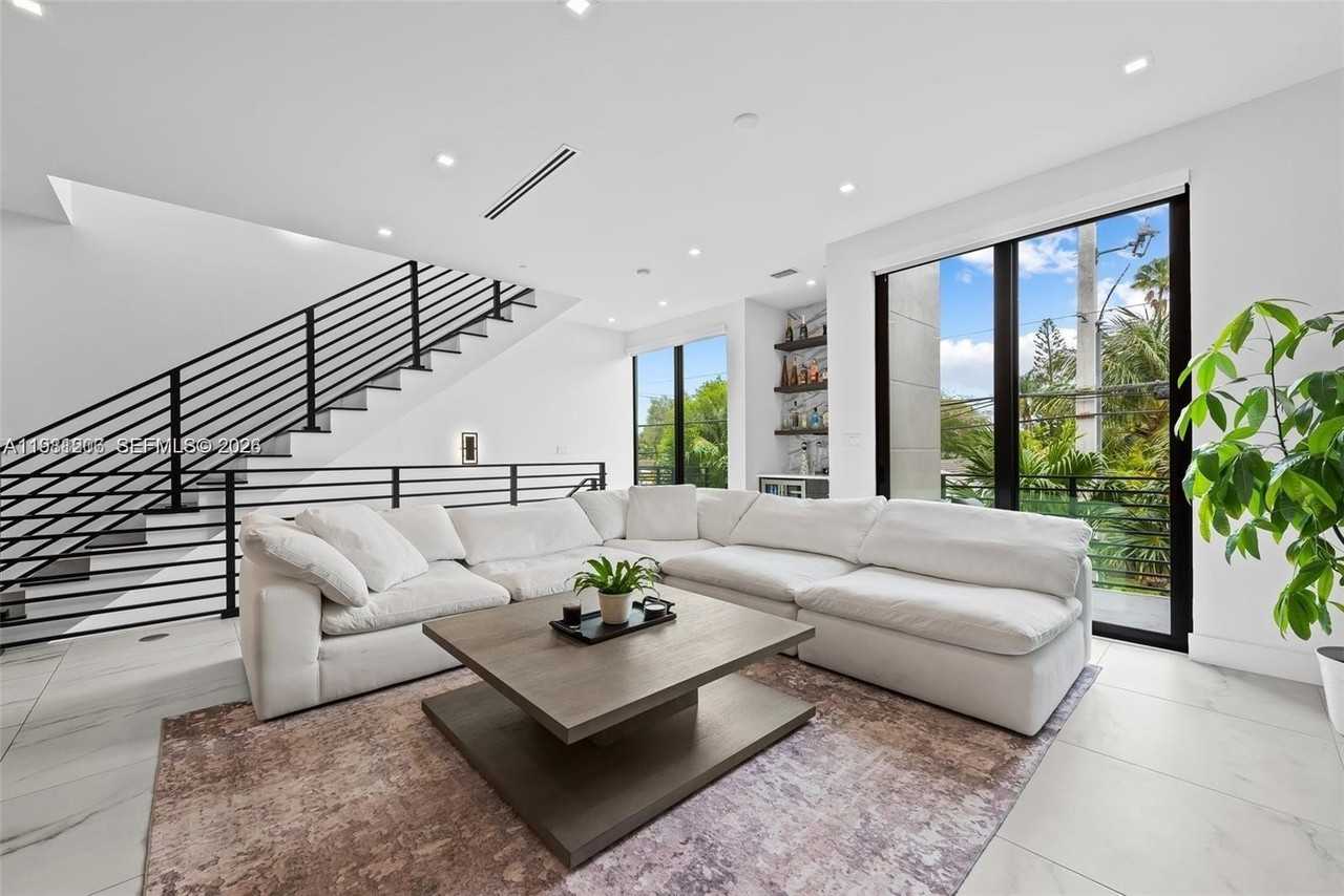 1056 N Victoria Park Rd - Photo 7 of 36