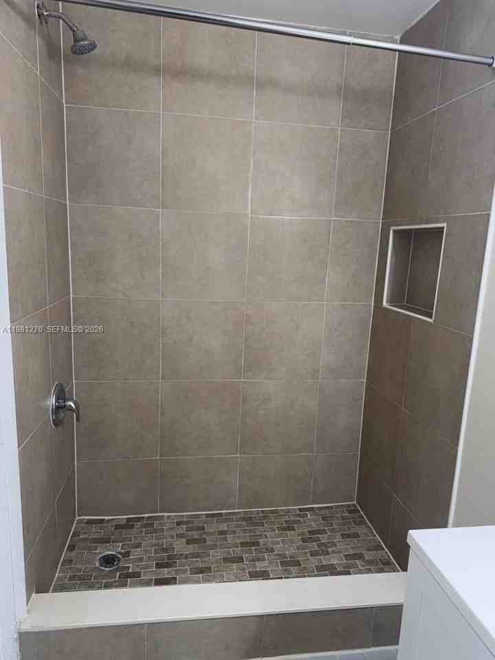 1017 Washington Cir #1017H - Photo 5 of 9