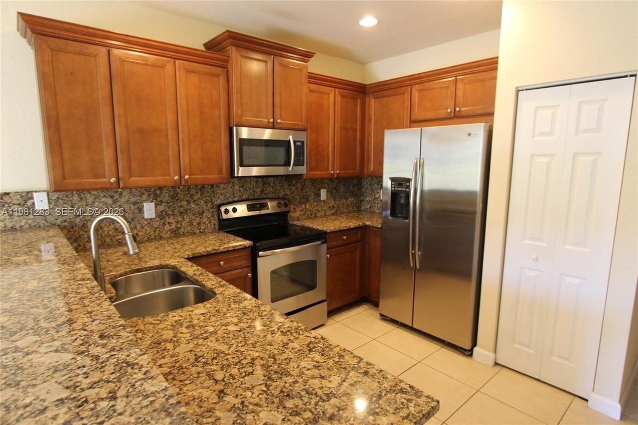 8899 Nw 98th Ave #8899 - Photo 4 of 30