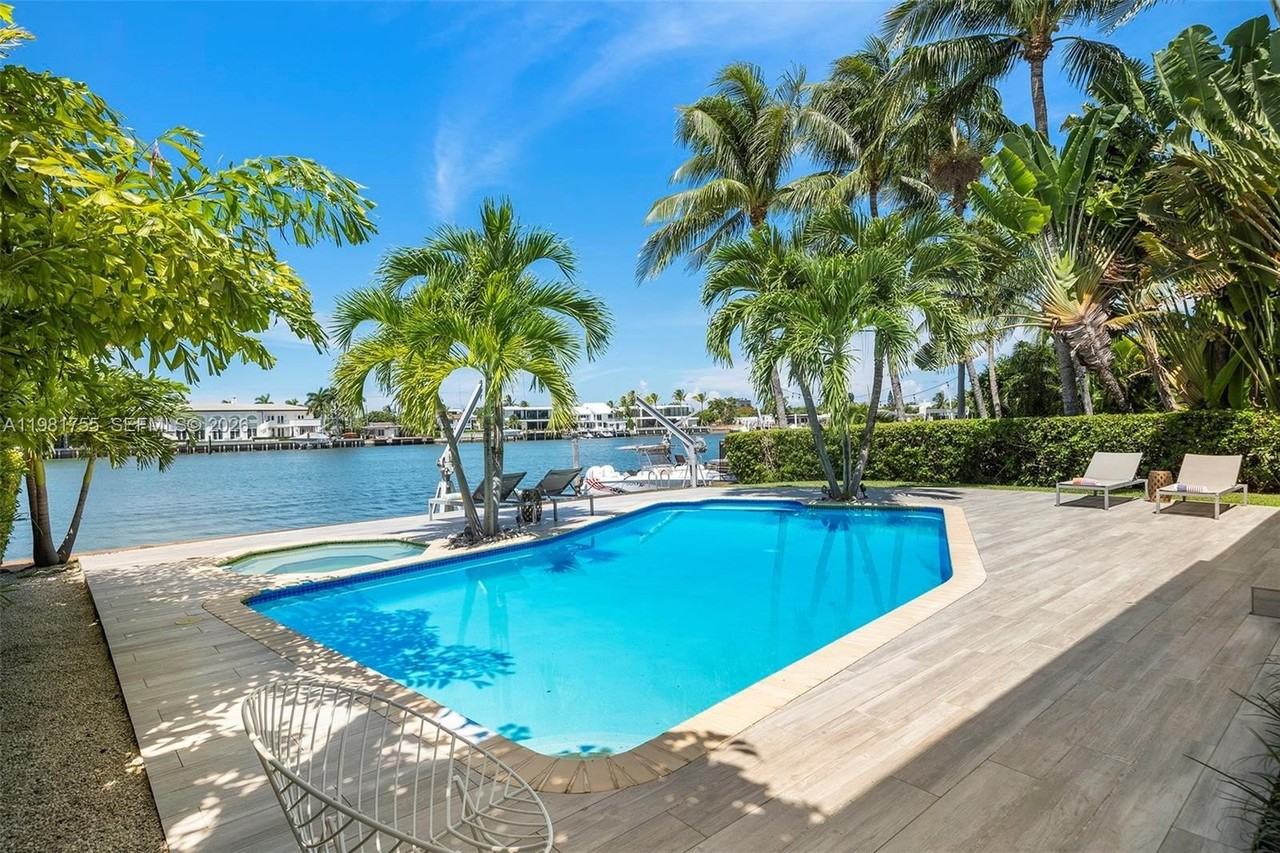 365 N Shore Dr - Photo 3 of 50