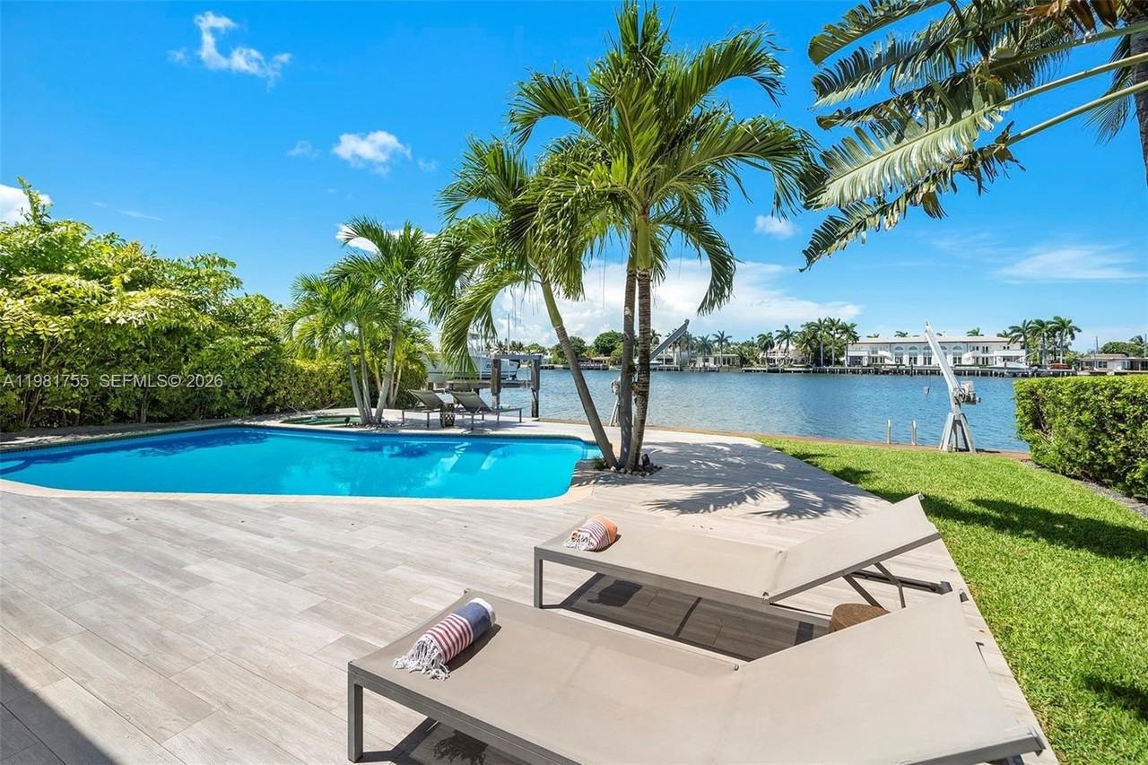 365 N Shore Dr - Photo 4 of 50