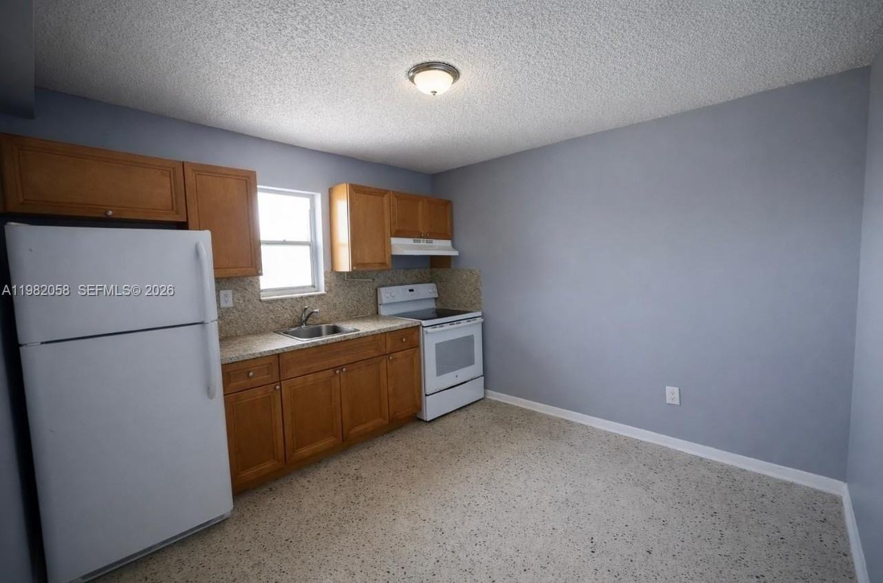 2315 W Okeechobee Rd #202 - Photo 3 of 10