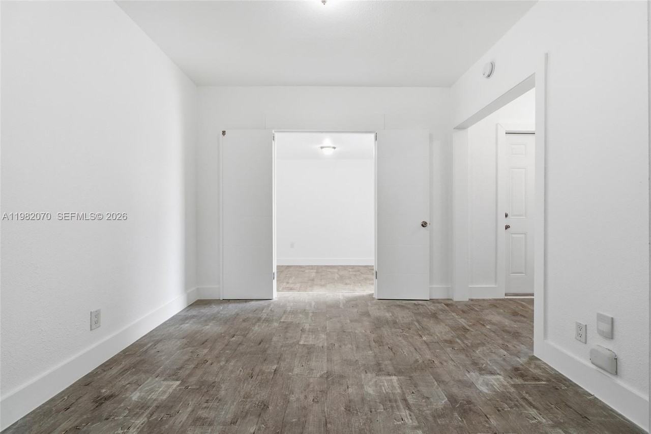 8430 Crespi Blvd #8420 - Photo 6 of 18