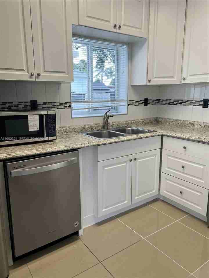 1400 Ne 175th St - Photo 3 of 18