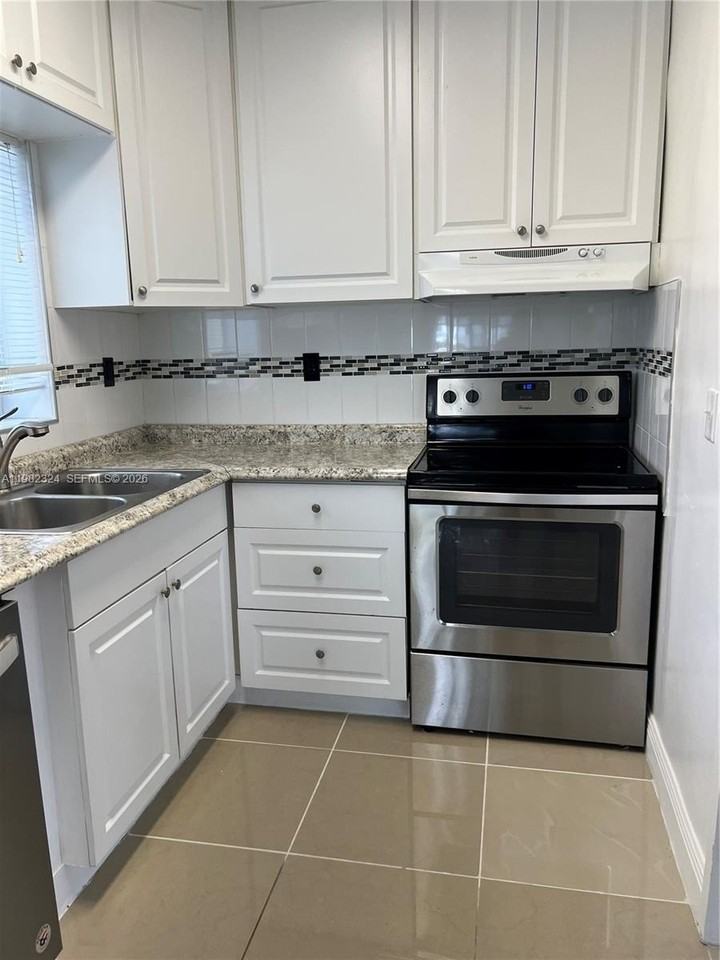 1400 Ne 175th St - Photo 4 of 18