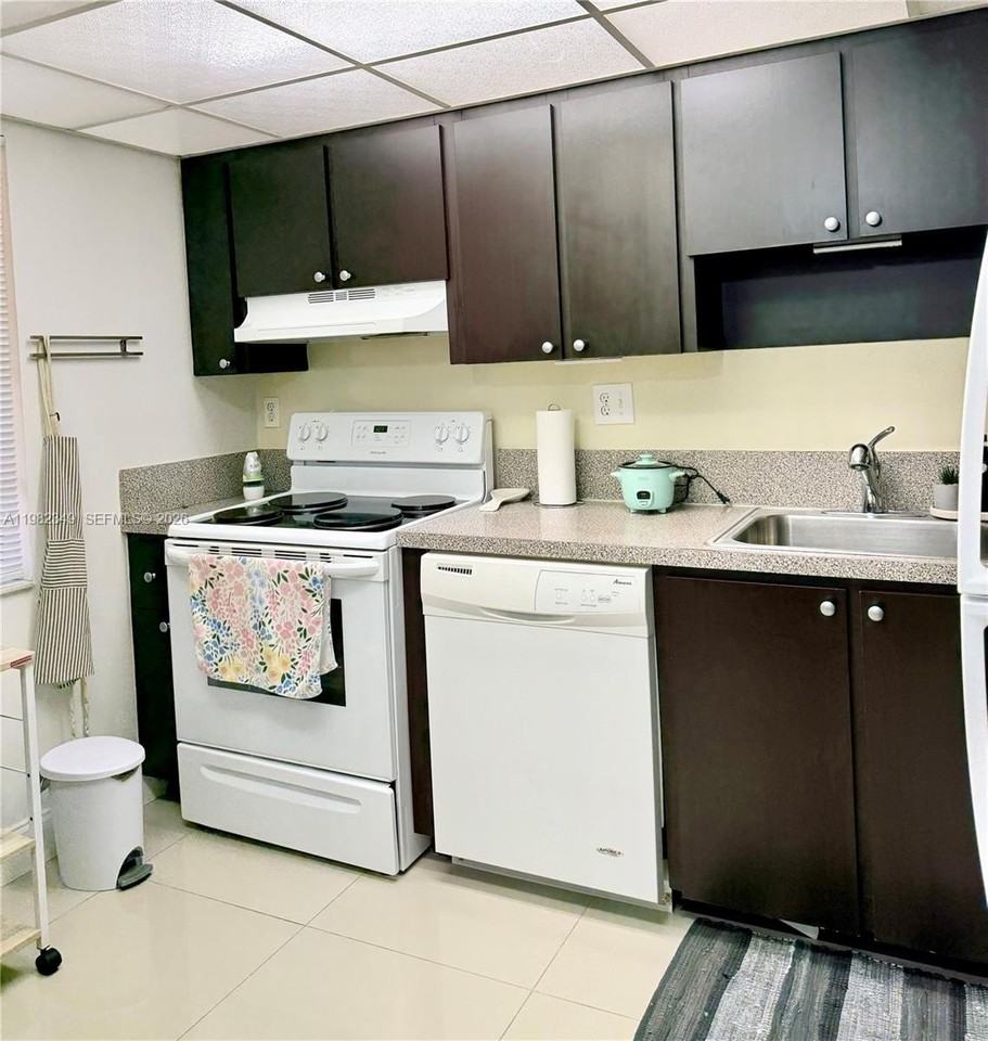 450 Commodore Dr #214 - Photo 6 of 14